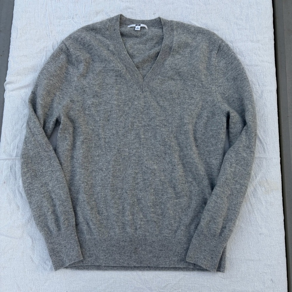 Uniqlo Cashmere V-Neck Long Sleeve Sweater, Light Gray 100% Cashmere